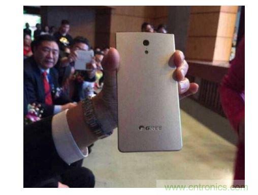 【導讀】在兩會期間，格力董事長董明珠對手機制造曾有過較為明顯的表態(tài)，她表示如果格力做手機，那么用戶在3年之內是不用進行更換的。然而就在不久之后，她又爆出了一條更為令人震驚的消息，格力手機已經做出實體機了。  曝光的格力手機  格力手機的首秀出現在中山大學博學大講堂。董明珠今日參加中山大學博學大講堂上做&ldquo;傳統(tǒng)企業(yè)的突圍成長&rdquo;演講。演講中，董明珠話鋒一轉，談到了格力手機。&ldquo;我們也很意外&rdquo;，董明珠陪同人員表示，&ldquo;董總突然叫她的秘書拿手機過來，然后跟大家說&lsquo;透露一下格力的手機已經出來了，我也已經用了&rsquo;。&rdquo;  按照內部規(guī)劃，今年格力可能會將手機推向市場，但具體的正式發(fā)布時間尚未確定。在北京參加兩會期間，董明珠曾到奇虎360公司參觀，引發(fā)外界關于格力與360合作的大猜想。格力手機是代工還是自己造?售價多少?會否搭載格力智能家居系統(tǒng)?這一切都還沒有答案。格力集團市場部相關負責人表示，如果有消息會通過公司公告披露。  格力為什么做手機？外界最普遍的猜測是為布局智能家居。目前手機成為了公認的智能家居入口，很多智能家居的遠程遙控都通過手機來實現，再者，董明珠做事喜歡掌控大局，所以這個猜測很有可能是正確的。那么，可以肯定的是格力未來要做的智能家居，必然不是單一的硬件產品，而是一整套家居生態(tài)系統(tǒng)。