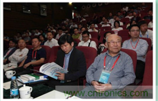 圖6：哈爾濱工業(yè)大學教授楊孝宗和蘇州納米技術與仿真研究所博導張鋌等專家坐鎮(zhèn)2015中國創(chuàng)客論壇，為中國創(chuàng)新加油！