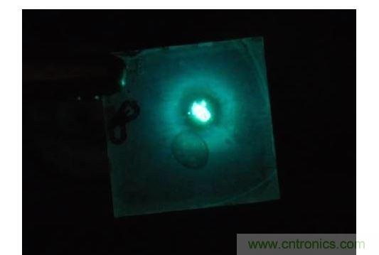 只需要一點(diǎn)點(diǎn)不同于傳統(tǒng)的配方，相同的單層也可以發(fā)出明亮的藍(lán)光