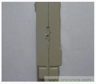 圖2：機(jī)身側(cè)面的狹縫。