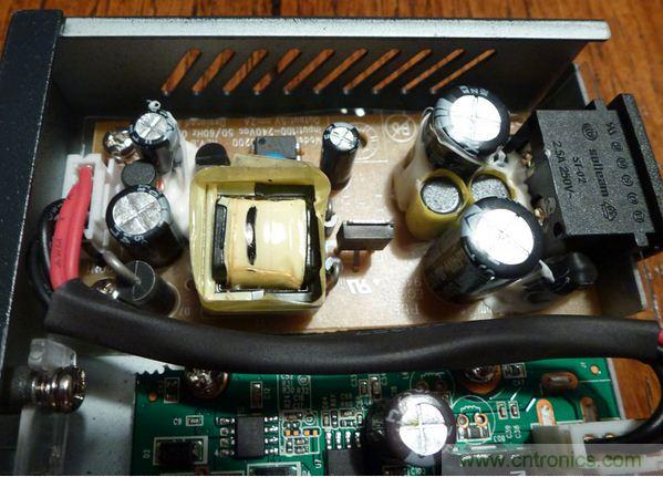 圖5：去掉塑料防護(hù)罩后的電源子系統(tǒng)細(xì)節(jié)特寫。