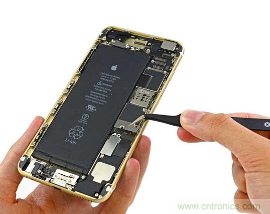 與iPhone 5S相比，電池尺寸更大，電池效率提高了16%。整部手機看起來就像一件藝術(shù)品，但看不到太多的內(nèi)部構(gòu)造。（來源：iFixit）