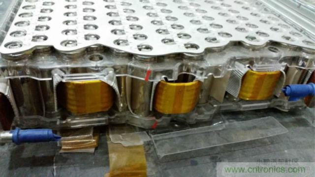 【導讀】對于電動汽車的核心&mdash;&mdash;電池，我們要求其安全、能量密度高、壽命長，充電時間短，同時又要性能卓越等等。那么對比電動汽車電池來說怎么樣才算是達標？又怎么樣才算是性能優(yōu)越呢?毫無疑問鋰離子電芯作為其最基本的單元，其優(yōu)劣至關(guān)重要。  電池是電動汽車的&rdquo;心臟&ldquo;。從電動汽車發(fā)展以來，各種技術(shù)路線百花爭鳴，爭論不休。其中應用最廣的鋰離子電芯，就有三元、磷酸鐵鋰、錳酸鋰等多種技術(shù)路線并存的現(xiàn)象。同時鋰離子電芯還分為方形，軟包，圓柱三種結(jié)構(gòu)形式。  而這越是紛繁蕪雜，就越能代表了我們還在不斷探索，代表了電動汽車的急切盼望：電動汽車需要一顆強大的&ldquo;心臟&rdquo;。  對于電池包的要求  對于電動汽車的核心&mdash;&mdash;電池，我們要求其安全、能量密度高、壽命長，充電時間短，同時又要性能卓越等等。而這一項一項的要求，看似苛刻，但卻又無一不是電動汽車實現(xiàn)產(chǎn)業(yè)化的硬性指標。  那么對比電動汽車電池來說怎么樣才算是達標？又怎么樣才算是性能優(yōu)越呢?毫無疑問鋰離子電芯作為其最基本的單元，其優(yōu)劣至關(guān)重要。  但就拿我們最關(guān)注的安全性來說，是不是電芯安全了，電池包就安全了呢？  我們可以看到2002年，磷酸鐵鋰(LFP)首次被美國Valance公司產(chǎn)業(yè)化，隨即引起了中國市場的廣泛關(guān)注。從2004年開始，我國掀起了一股投資磷酸鐵鋰材料和磷酸鐵鋰動力電池的熱潮，磷酸鐵鋰其相對穩(wěn)定，安全性較高。隨后，它成為我國正極材料的主要路線，爭議暫告段落。  但是，隨著特斯拉在動力電池使用了鎳鈷鋁酸鋰的正極材料，爭論再次出現(xiàn)。磷酸鐵鋰其較低的能量密度，已經(jīng)使其處于劣勢。 1 據(jù)調(diào)研發(fā)現(xiàn)，進入2014年以來，國內(nèi)鋰電池正極材料產(chǎn)業(yè)整體出現(xiàn)了向三元材料轉(zhuǎn)移的趨勢，下游的電池廠基本都在開發(fā)三元材料的電芯，也引導著上游的材料企業(yè)開始加大對三元材料的開發(fā)和生產(chǎn)力度。  而一系列的變化，也恰恰說明鋰電行業(yè)在慢慢的摸索，慢慢走向成熟。就比如說一個電池包的安全，光靠電芯安全是遠遠不夠的，其必須上升到一個系統(tǒng)的層級來。也就是說電池包的安全，靠的是整個電池系統(tǒng)，而不僅僅是某個單一的元素。  更何況一個安全、可靠、性能卓越的電池包，更是涉及到多領(lǐng)域知識的耦合，其更需要一個完善、可靠的系統(tǒng)來實現(xiàn)。就好比飛機被認為是最安全的交通工具，不單單是&ldquo;安全&rdquo;的發(fā)動機，&ldquo;安全&rdquo;的結(jié)構(gòu)，就能保障的，其中還綜合運用了人為因素分析、軟件安全性、風險管理和定量風險評估等各種先進技術(shù)來預防事故發(fā)生，可以說是系統(tǒng)保障了安全。  下面我們就從電池系統(tǒng)中抽離出其一個核心部件電池模組，淺談一下各種不同的模組結(jié)構(gòu)。  關(guān)于電池模組  電池模組可以理解為鋰離子電芯經(jīng)串并聯(lián)方式組合，并加裝單體電池監(jiān)控與管理裝置。電池模組的結(jié)構(gòu)設(shè)計往往能決定一個電池包的性能和安全。其結(jié)構(gòu)必須對電芯起到支撐、固定和保護作用。同時如何滿足過電流要求，電流均勻性，如何滿足對電芯溫度的控制，以及是否有嚴重異常時能斷電，避免連鎖反應等等，都將是評判電池模組優(yōu)劣的標準。  而隨著電動汽車的發(fā)展，以及人們對性能的追求，熱管理更是成為了電池模組設(shè)計的一個至關(guān)重要的環(huán)節(jié)。自然冷卻已經(jīng)不能滿足我們的需求。風冷則由于其效率較低，且對電芯溫度的一致性較難控制，而表現(xiàn)的力不從心。因此，高性能需求的電池模組，其熱管理的解決方案已經(jīng)轉(zhuǎn)向液冷或相變材料。下面就介紹一下各種不同結(jié)構(gòu)電芯的模組設(shè)計。  &middot; 方形電池模組  方形電芯可以說是我國汽車動力電池里，應用最多的電芯了。其外殼的材質(zhì)有鋁、鋼、以及塑膠。其電芯厚度是三種結(jié)構(gòu)中最厚的，由此也造成其內(nèi)部和外表面的溫差較大。其模組結(jié)構(gòu)也多為自然冷卻和風冷的結(jié)構(gòu)。  我們來看看寶馬I3的電池模組設(shè)計。  我們可以看出，I3的電池模組從結(jié)構(gòu)上已經(jīng)具備一個高性能模組所需的要素，而一臺高性能的電動汽車，就是靠著每一處的細節(jié)共同搭建而成的。當然其散熱、均溫以及可靠性等等，還有待市場的驗證。 2 （▲ 寶馬I3方形電池模組）  &middot; 軟包電池模組  軟包電芯的電池包，也是近期比較熱門的一種結(jié)構(gòu)類型，其用在國外的電動車上比較多。  軟包電芯的物理結(jié)構(gòu)決定了其不易爆炸，一般只有外殼能承受的壓力足夠高，才有可能炸，而軟包電芯內(nèi)部壓力一大，便會從鋁塑膜邊緣開始泄壓、漏液。同時軟包電芯也是幾種電芯結(jié)構(gòu)中，散熱最好的。  目前，市面上賣得最多的還是日產(chǎn)的Leaf，其模組結(jié)構(gòu)為全密封式的，并未考慮散熱，即不散熱。  而Leaf在市場上頻繁反饋的容量衰減過快，與此熱管理也不無關(guān)系。顯然隨著人們對于高性能電動車的追求，迫使軟包電芯也必須要有主動式的熱管理結(jié)構(gòu)。  下面我們來看看一款World Congress展臺上的液冷軟包模組。其模組由電芯層疊而成，而電芯間有間隔排布的液冷板，其保證每顆電芯都有一個大面接觸到液冷板，并充分發(fā)揮了軟包電芯液冷的優(yōu)勢。 3 （▲ 液冷軟包電池模組）  當然軟包電芯要將液冷技術(shù)做成熟也并非易事，其必須考慮液冷板的固定，密封性，絕緣性等等。同時可靠的電連接，以及具有&ldquo;保險絲&rdquo;結(jié)構(gòu)連接片，這都是高性能軟包模組的方向。  我們可以看到軟包電芯其配合完善的模組結(jié)構(gòu)后，其優(yōu)勢會得以凸顯。  圓柱電池模組  圓柱電芯可謂是在各類電子產(chǎn)品中，應用最廣泛的結(jié)構(gòu)。如今，在電動汽車行業(yè)也占有一定得份額。最典型的即是18650電芯了，其工藝經(jīng)過多年的沉淀，并在大規(guī)模的自動化生產(chǎn)的條件下，現(xiàn)今屬于最成熟，穩(wěn)定且一致性最好的電芯。  而圓柱電芯更是有著目前最高的能量密度，其三元材料的電芯能做到210~250Wh/kg。國內(nèi)目前的圓柱電池包多為自然冷卻或風冷的結(jié)構(gòu)，其效果不盡如人意。  我們來看看，將圓柱型電芯推到風口浪尖上的特斯拉電池模組。  相信已經(jīng)有不少人見過特斯拉的模組了：  組成一臺特斯拉汽車需要7000多顆18650電芯，一個模組則需要400多顆電芯，同時為了高性能的目標又要在模組上集成多項功能，可見其工作量和難度之大。其中，甚至還用上了一些跨行業(yè)的技術(shù)，使人眼前一亮，為之拍案。好比電芯連接的&ldquo;保險絲&rdquo;設(shè)計。  可以說，身處電池行業(yè)的人，反而很少有人能想得到，這也許就是當局者迷吧。而這一技術(shù)的應用則極大地提高了電池的安全性能。同時，還有液冷管道的應用，極大地解決了18650電芯的散熱和均溫的問題，這對電池的性能和壽命都是一個極大的幫助。不僅如此，其電池模組在空間尺寸上的利用，更可謂是精打細算。  在這里還是要佩服一下特斯拉將事情做到極致的態(tài)度，也就是這樣一個模組，成為了一個高性能的特斯拉電池包所必不可少的核心部件。 4 電動之心  通過以上一些簡單的列舉，我們不難看出，無論何種結(jié)構(gòu)的電芯其實都不乏一些好的應用范例。而對于鋰離子電芯，如果作為一款革命性的產(chǎn)品，目前看來仍有很多不足和局限。但我們與其一味坐等材料的發(fā)展，不如多考慮一下，如何做好電池模組，做好電池系統(tǒng)。而這也是我們打造一顆強大&ldquo;電動之心&rdquo;的必經(jīng)之路。