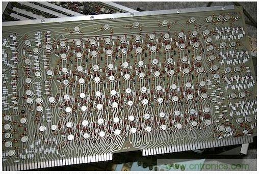 拆解也懷舊，讓人驚嘆的古董級(jí)可編程科學(xué)計(jì)算器 from 1966