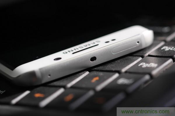 三星S6 Edge+拆解：比S6 Edge加在哪里？