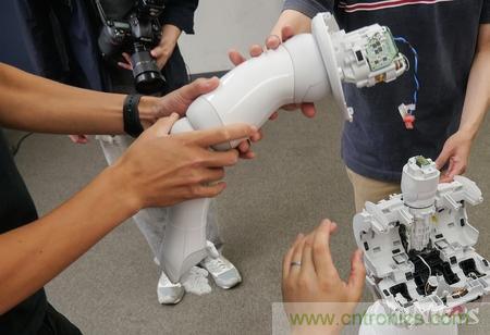 拆解筆記本不過癮，那就來拆拆日本情感機(jī)器人吧！