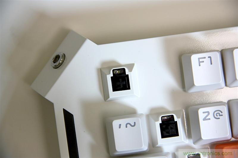 曾經(jīng)的網(wǎng)吧統(tǒng)治者&mdash;雙飛燕血手幽靈機(jī)械鍵盤，真世界最快？