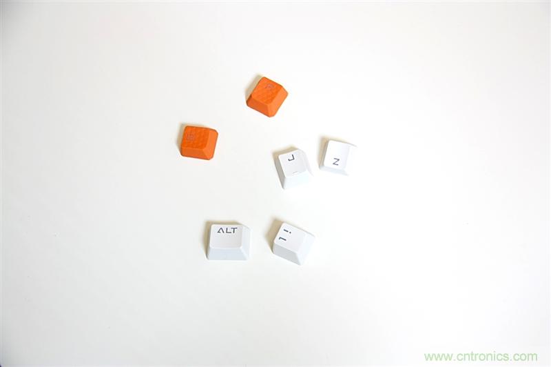 曾經(jīng)的網(wǎng)吧統(tǒng)治者&mdash;雙飛燕血手幽靈機(jī)械鍵盤，真世界最快？