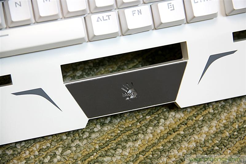 曾經(jīng)的網(wǎng)吧統(tǒng)治者&mdash;雙飛燕血手幽靈機(jī)械鍵盤，真世界最快？