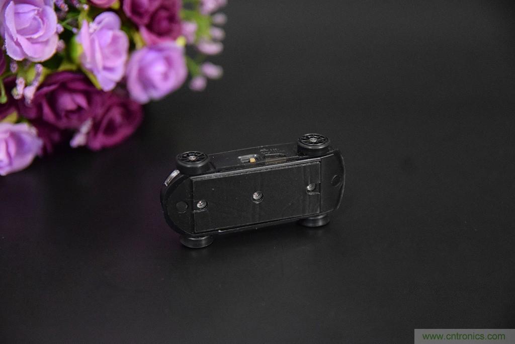 虛擬與現(xiàn)實相結(jié)合的飛車游戲，讓你體驗速度與激情的碰撞！