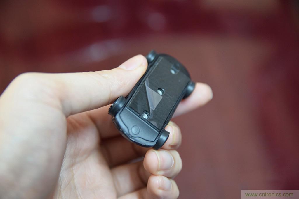 虛擬與現(xiàn)實相結(jié)合的飛車游戲，讓你體驗速度與激情的碰撞！