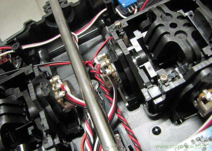 無人機 DIY 制作全過程，酷得不要不要的！