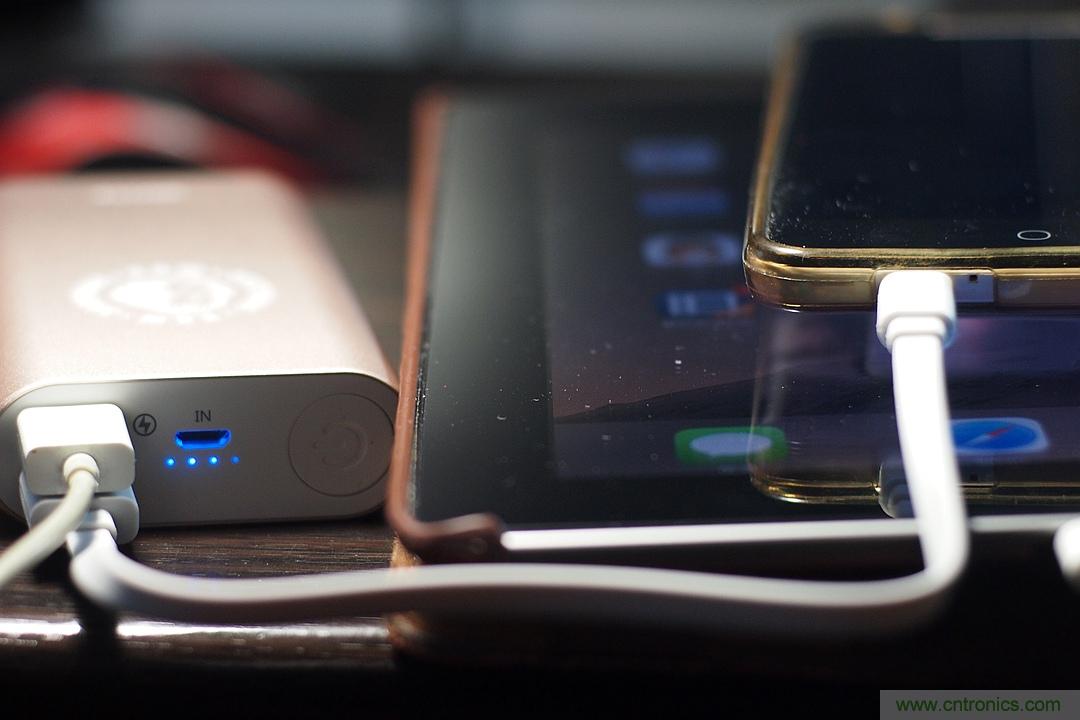 移動電源也玩雙引擎？快到你想象不到