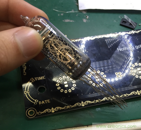 瘋狂技術(shù)男DIY了一個輝光時鐘