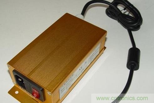 【導讀】本文總結(jié)出針對于LED電源EMC/EMI的主要幾個控制技術：電路措施、EMI濾波、元器件選擇、屏蔽和印制電路板抗干擾設計等。如果能正確合理的對這些問題進行解決，就可順利通過3C認證。  在電路當中，EMC和EMI的問題是人們始終關心的話題。在LED電路中，對于EMC和EMI的要求同樣非常高。本文將為大家介紹LED產(chǎn)品設計當中關于解決EMI與EMC的解決方法，感興趣的朋友快來看一看吧。  　　要解決LED驅(qū)動電源的電磁干擾問題，從硬件上可從以下幾個方面入手：  　　減少開關電源本身的干擾  　　軟開關技術，在原有的硬開關電路中增加電感和電容元件，利用電感和電容的諧振，降低開關過程中的du/dt和di/dt，使開關器件開通時電壓的下降先于電流的上升，或關斷時電流的下降先于電壓的上升，來消除電壓和電流的重疊。開關頻率調(diào)制技術，通過調(diào)制開關頻率fc，把集中在fc及其諧波2fc、 3fc&hellip;上的能量分散到它們周圍的頻帶上，以降低各個頻點上的EMI幅值。元器件的選擇，選擇不易產(chǎn)生噪聲、不易傳導和輻射噪聲的元器件。通常特別值得注意的是，二極管和變壓器等繞組類元器件的選用。反向恢復電流小、恢復時間短的快速恢復二極管是開關電源高頻整流部分的理想器件。合理使用電磁干擾濾波器，EMI濾波器的主要目的之一，電網(wǎng)噪聲是電磁干擾的一種，它屬于射頻干擾（RFI），其傳導噪聲的頻譜大致為10KHz~30MHz，最高可達 150MHz。  　　在一般情況下，差模干擾幅度小，頻率低，所造成的干擾較小;共模干擾幅度大，頻率高，還可以通過導線產(chǎn)生輻射，所造成的干擾較大。欲削弱傳導干擾，最有效的方法就是在開關電源輸入和輸出電路中加裝電磁干擾濾波器。LED電源一般采用簡易式單級EMI濾波器，主要包括共模扼流圈和濾波電容。EMI濾波器能有效抑制開關電源適配器的電磁干擾。 1 　　通過切斷干擾信號的傳播途徑來減少電磁干擾問題  　　第一種情況是電源線干擾可以使用電源線濾波器濾除。一個合理有效的開關電源EMI濾波器應該對電源線上差模和共模干擾都有較強的抑制作用。改善PCB板的電磁兼容性設計PCB是LED電源系統(tǒng)中電路元件和器件的支撐件，它提供電路元件和器件之間的電氣連接。隨著電子技術的飛速發(fā)展，PCB的密度越來越高。 PCB設計的好壞對LED電源系統(tǒng)的電磁兼容性影響很大。  　　實踐證實，即使電路原理圖設計正確，印刷電路板設計不當，也會對LED電源系統(tǒng)的可靠性產(chǎn)生不利影響。PCB抗干擾設計主要包括PCB布局、布線及接地，其目的是減小PCB的電磁輻射和PCB上電路之間的串擾。還有，一般變壓器電磁干擾引發(fā)的交流聲頻率一般為50HZ左右，而地線布線不當導致的交流聲，由于整流電路的倍頻作用頻率約為100HZ，仔細區(qū)分還是可以察覺的。因此，在設計印刷電路板的時候，應留意采用正確的方法，遵守PCB設計的一般原則，并應符合抗干擾的設計要求。  　　主動大幅增強受干擾體的抗干擾能力  　　在LED電源系統(tǒng)中輸進/輸出也是干擾源的傳導線，和接收射頻干擾信號的拾檢源，我們設計時一般要采取有效的措施：采用必要的共模/差模抑制電路，同時也要采取一定的濾波和防電磁屏蔽措施以減小干擾的進進。在條件許可的情況下盡可能采取各種隔離措施（如光電隔離或者磁電隔離），從而阻斷干擾的傳播。防雷擊措施，室外使用的LED電源系統(tǒng)或從室外排擠引進室內(nèi)的電源線、信號線，要考慮系統(tǒng)的防雷擊題目。常用的防雷擊器件有：氣體放電管、 TVS（Transient Voltage Suppression）等。氣體放電管是當電源的電壓大于某一數(shù)值時，通常為數(shù)十V或數(shù)百V，氣體擊穿放電，將電源線上強沖擊脈沖導進大地。TVS可以看成兩個并聯(lián)且方向相反的齊納二極管，當兩端電壓高于某一值時導通。其特點是可以瞬態(tài)通過數(shù)百乃上千A的電流。