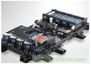 【導(dǎo)讀】電池管理系統(tǒng)（BMS）作為實時監(jiān)控、自動均衡、智能充放電的電子部件，起到保障安全、延長壽命、估算剩余電量等重要功能，通過一系列的管理和控制，保障電動汽車的正常運(yùn)行。   據(jù)相關(guān)統(tǒng)計，2013年全球電池管理系統(tǒng)市場產(chǎn)值成長逾10%，2014年至2016年成長幅度將大幅躍升至25-35%。到2020年前，電動汽車將保持約15%~30%的年復(fù)合增長率，除了純電動汽車、插電式混合動力汽車和混合動力汽車的數(shù)量增長之外，新型的48V輕度混合動力系統(tǒng)也將顯著促進(jìn)增長。鑒于此，電子發(fā)燒友采訪了美國力特公司（Littelfuse）中國區(qū)銷售總監(jiān)查勇。  針對當(dāng)前市場，力特公司中國區(qū)銷售總監(jiān)查勇談到，當(dāng)前基于低或零排放而改善空氣質(zhì)量的需求，對汽車提出更高的效率要求，隨著整個汽車中電負(fù)載的增加（如汽車動力的提升、多媒體用電等），要求高電壓供電以及更強(qiáng)大的供電系統(tǒng)。  目前電動汽車/混合動力汽車架構(gòu)主要有四類：一是HEV（Hybrid），油、電混合動力，電池靠發(fā)動機(jī)充電；二是PEV（Plug-in），油、電混合，電池需外部充電；三是BEV（ Battery Electric Vehicle），純電池供電；四是化學(xué)燃料電池供電。查勇表示，當(dāng)前油、電混合動力汽車占有的市場比例比較大，后期會慢慢往純電動轉(zhuǎn)型。   那么，鋰離子電池有哪些優(yōu)勢？  我們知道，電動汽車的供電系統(tǒng)是由若干個鋰離子電池組成的。   鋰電池組是由一個個電池單元組成，每一個電池組大約有500~7000個單元，這對電池的管理與控制提出了更高的要求。   鋰電池技術(shù)將是任何類型電動汽車的基礎(chǔ)。查勇表示，目前還在不斷改進(jìn)之中，未來將提供所需的最佳成本及功能性，對于成本在未來幾年里預(yù)計將降低四分之一到三分之一，而能量密度具有相同的增長幅度。在上圖中，鉛酸電池、鎳氫電池、鋰離子電池的比較表，可以看到鋰離子電池在功率密度和充電循環(huán)壽命上的優(yōu)勢是其它無法替代的。    鋰電池系統(tǒng)存在哪些技術(shù)瓶頸？   對于鋰離子電池技術(shù)方面，還有很多地方需要進(jìn)一步完善，查勇談到主要有三點(diǎn)：  其一，充放電狀態(tài)。當(dāng)充放電狀態(tài)在一定范圍內(nèi)時電池才能安全可靠地運(yùn)行，高放電和過充電會降低鋰離子電池的效率和壽命，理想的荷電狀態(tài)為最大充電量的20%至90%左右；  其二，安全電池工作電壓。保持電池電壓在最低2 V和最高4.2 V之間，過高的電池電壓會導(dǎo)致過多的電流流動，在最壞的情況下，短路會破壞電池；  其三，熱管理。溫度控制尤為重要，因為過高的溫度可能會在負(fù)極過程中導(dǎo)致一種聯(lián)鎖反應(yīng)，從而導(dǎo)致因可能的電極短路以及可燃?xì)怏w從有機(jī)溶劑（電解液）中除氣而發(fā)生危險情況。  要使電池工作在可靠和安全的狀態(tài)，就必須管理電池的充、放電狀態(tài)，及監(jiān)管電池的安全工作電壓，目前大多采用的是主動均衡和被動均衡技術(shù)。查勇補(bǔ)充到，對于保護(hù)器件保險絲而言，小體積，高電壓仍是一個技術(shù)難點(diǎn)。  安全性方面該如何把控？  鋰離子電池需要通過電池管理系統(tǒng)進(jìn)行仔細(xì)監(jiān)測和調(diào)節(jié)，對電池管理系統(tǒng)本身進(jìn)行保護(hù)是保證這一重要的系統(tǒng)在所有情況下（組裝、保養(yǎng)、正常操作）安全可靠。    在短路情況下，會在電力線上引起強(qiáng)大的電流。查勇表示，針對這樣的情況，推薦使用具有較高分?jǐn)嗄芰Φ谋ｋU絲的合適的熔斷技術(shù)，如力特公司的0HEV系列。電池管理系統(tǒng)通常通過高阻抗感應(yīng)線連接，因此短路電流會顯著降低，允許使用電子保險絲，電當(dāng)然壓高低要求取決于電池結(jié)構(gòu)。   針對電池保護(hù)，力特保險絲和TVS二極管保護(hù)具有很大的優(yōu)勢：   1） 作為全球保護(hù)器件的領(lǐng)導(dǎo)者，力特提供全系列的保護(hù)器件，包括Fuse、PPTC TVS Diode、TVS Diode Array，同時提供不同的保護(hù)方案；  2） 所有器件滿足AEC-Q101和AEC-Q200汽車認(rèn)證；  3） LAB 能針對客戶提供多樣的測試需求。   查勇指出，隨著越來越多的汽車應(yīng)用（如電池傳感器線路保護(hù)）依賴電子保險絲，在目前汽車中使用的電子保險絲沒有定義官方標(biāo)準(zhǔn)的情況下，力特根據(jù) AEC-Q200 準(zhǔn)則制定了一項測試計劃，對保險絲在汽車應(yīng)用的適用性和可靠性進(jìn)行測試，這項測試計劃包含18項測試，例如1000小時高溫高濕測試、1000循環(huán)溫度沖擊測試、特殊機(jī)械沖擊及振動測試等，所用的樣本量也有更加嚴(yán)格的要求。&ldquo;只是一次測試做到了還不夠，如何保證每批貨都通過這個測試？整個質(zhì)量控制體系才能保證高品質(zhì)的一致性和持續(xù)性，這是某些廠商所不具備的，需要特別注意。&rdquo;   另外，力特不斷在汽車應(yīng)用電子保險絲的合格范圍內(nèi)提供更多的產(chǎn)品。對于直流濾波電容和IGBT的保護(hù)，過去使用的是齊納二極管，但是它們無法提供與 TVS 二極管相同的優(yōu)勢，如快速響應(yīng)、更高的浪涌能力和更高的可靠性。   比如，車載充電器通過CAN 總線與其他系統(tǒng)進(jìn)行通信，在密集的汽車環(huán)境中，CAN 線路會遭受ESD或其他汽車系統(tǒng)通過耦合或傳導(dǎo)而引起的其他瞬變所導(dǎo)致的過電壓應(yīng)力。對此，查勇表示，針對CAN總線開發(fā)出了專用的保護(hù)器件，SM24CANA和SM24CANB. 其不僅具有ESD能力，還有一定的抗浪涌能力，同樣也滿足AEC-Q101汽車認(rèn)證。  不難發(fā)現(xiàn)，鋰電池系統(tǒng)是由若干單節(jié)電池組成的，架構(gòu)都比較復(fù)雜，是整個系統(tǒng)能否可靠工作的關(guān)鍵所在，也極易受到靜電、開關(guān)功率負(fù)載、感應(yīng)浪涌、過負(fù)載、短路等過電流和過電壓得威脅，因此精心選擇和正確放置保護(hù)元器件進(jìn)行過電壓和短路保護(hù)尤為重要。  最后，查勇表示，大力發(fā)展新能源汽車已成為各國共識，世界主要國家如美國、中國、日本、德國、韓國、英國等都紛紛建立了自己宏偉的新能源汽車產(chǎn)業(yè)規(guī)劃。新能源汽車的安全性問題，一直是汽車產(chǎn)業(yè)的重點(diǎn)工作之一，在展望新能源汽車快速發(fā)展的同時，我們須認(rèn)識到，穩(wěn)定、高效、安全、可靠的電池管理系統(tǒng)產(chǎn)品，是保障電動汽車的正常運(yùn)行的關(guān)鍵，只有這樣新能源汽車才能擁有可持續(xù)發(fā)展的未來。