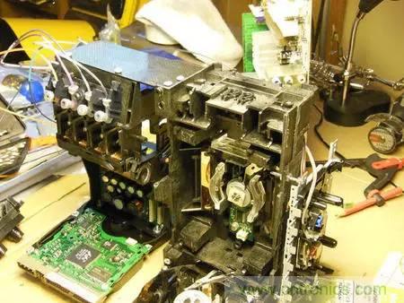 廢舊收音機如何變身成酷炫機器人？