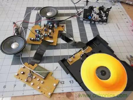 廢舊收音機如何變身成酷炫機器人？