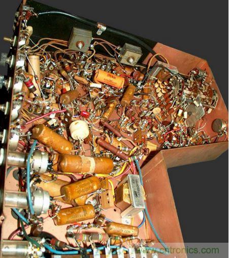 1948年Motorola的VT-71「Golden View」7吋電視機(jī)就是采用點(diǎn)對點(diǎn)接線。（圖片來源：Wikimedia/Westernelectric555）