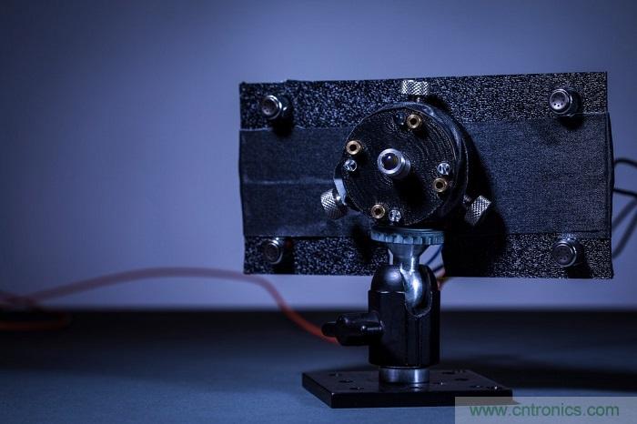 室內(nèi)激光無線充電新技術(shù)亮相，可媲美傳統(tǒng) USB 線纜