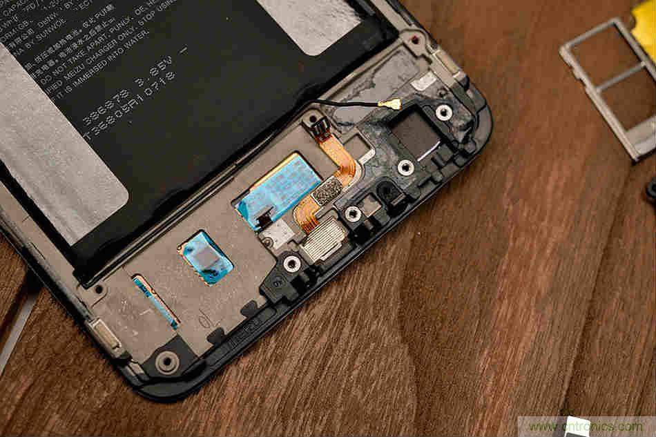 拆解魅族15 Plus：玩轉(zhuǎn)了新概念，但其工藝究竟如何？