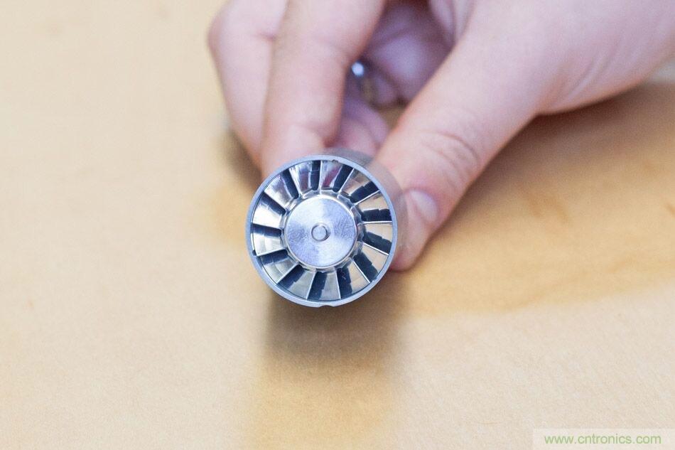 拆解戴森吹風機：近三千元的價格貴在哪？