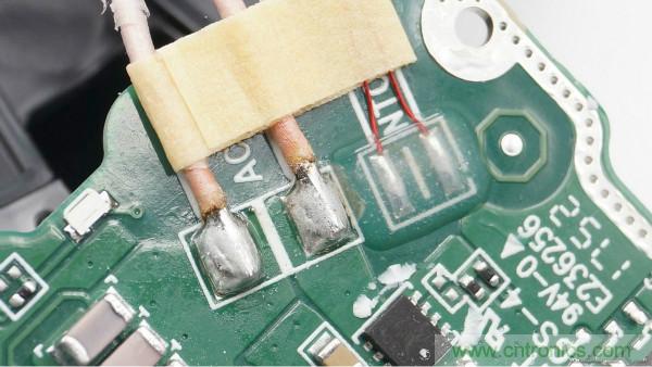 拆解華為保時捷設計快充無線充電器：憑啥能賣699？