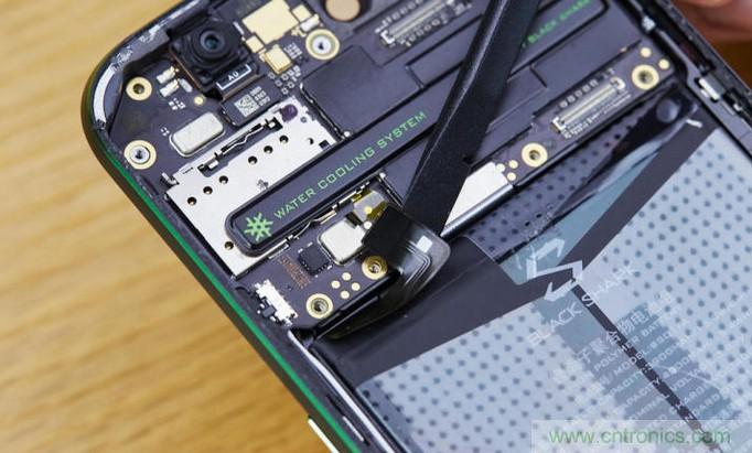 拆解黑鯊手機：多級直觸一體式液冷系統(tǒng)有什么門道？