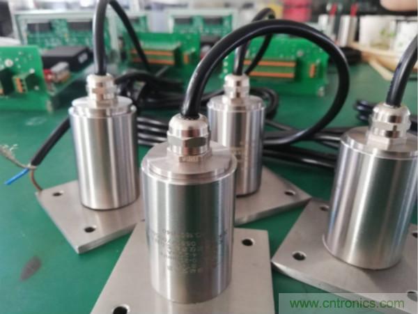 振動(dòng)傳感器的機(jī)電變換原理？主要的分類有哪些？