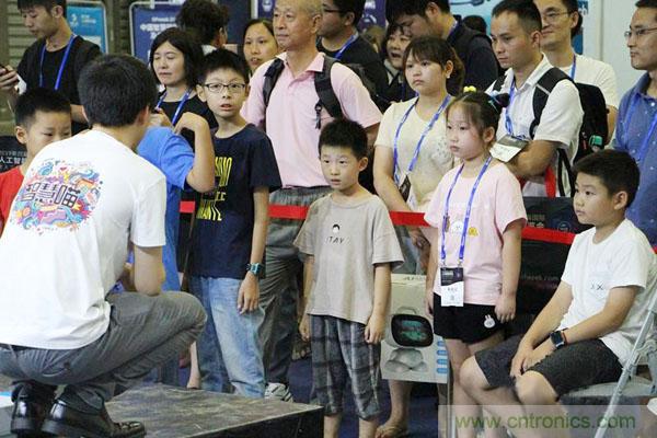 明年再見！&ldquo;WAIE 2019第四屆上海國際人工智能展覽會暨人工智能產(chǎn)業(yè)大會&rdquo;完美落幕！