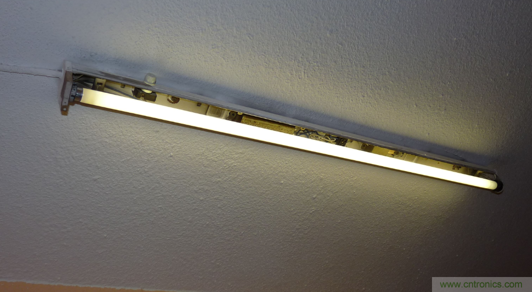 電燈泡內(nèi)通有交流電，為什么看不到燈泡在閃爍？