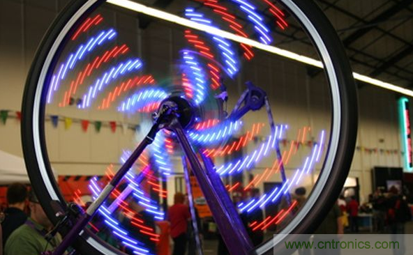 電燈泡內(nèi)通有交流電，為什么看不到燈泡在閃爍？