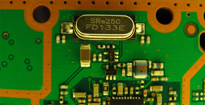 單片機(jī)中晶振的工作原理是什么？
