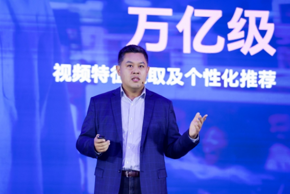 數(shù)據(jù)洪流下的算力突圍：英特爾以生態(tài)之力破局AI規(guī)?；? width=