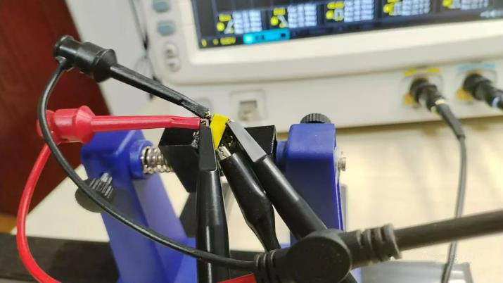 如何利用示波器快速判斷變壓器的同名端和異名端？