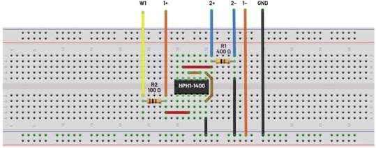   材料  ? ADALM2000主動學(xué)習(xí)模塊 ? 無焊試驗(yàn)板和跳線套件 ? 一臺HPH1-1400L 6繞組變壓器 ? 一臺HPH1-0190L 6繞組變壓器 ? 兩個100 Ω電阻  說明  在無焊試驗(yàn)板上構(gòu)建圖2所示的電路。需要使用此設(shè)置來測量初級/次級匝數(shù)比為1:1的三種不同配置下，兩個變壓器型號各自的頻率響應(yīng)。兩個紅色箭頭表示在初級和次級使用同一個線圈的配置中連接源電阻和負(fù)載電阻的位置。藍(lán)色箭頭對應(yīng)的是在初級和次級使用兩個串聯(lián)線圈的配置。綠色箭頭對應(yīng)的是在初級和次級使用三個串聯(lián)線圈的配置。